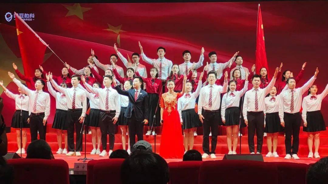 铁笼中的小鹿逃脱
